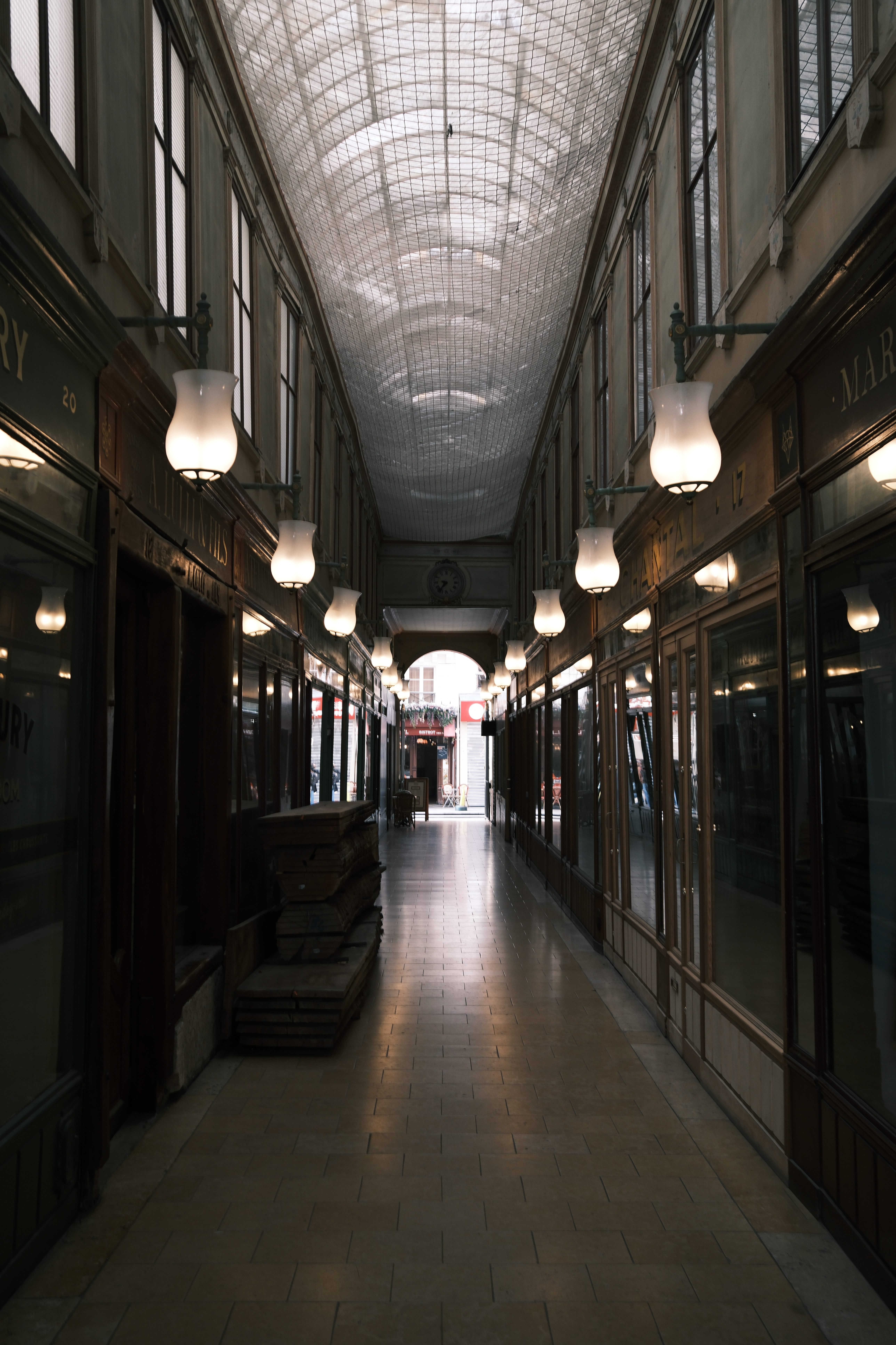 Personne, lampes allumées
