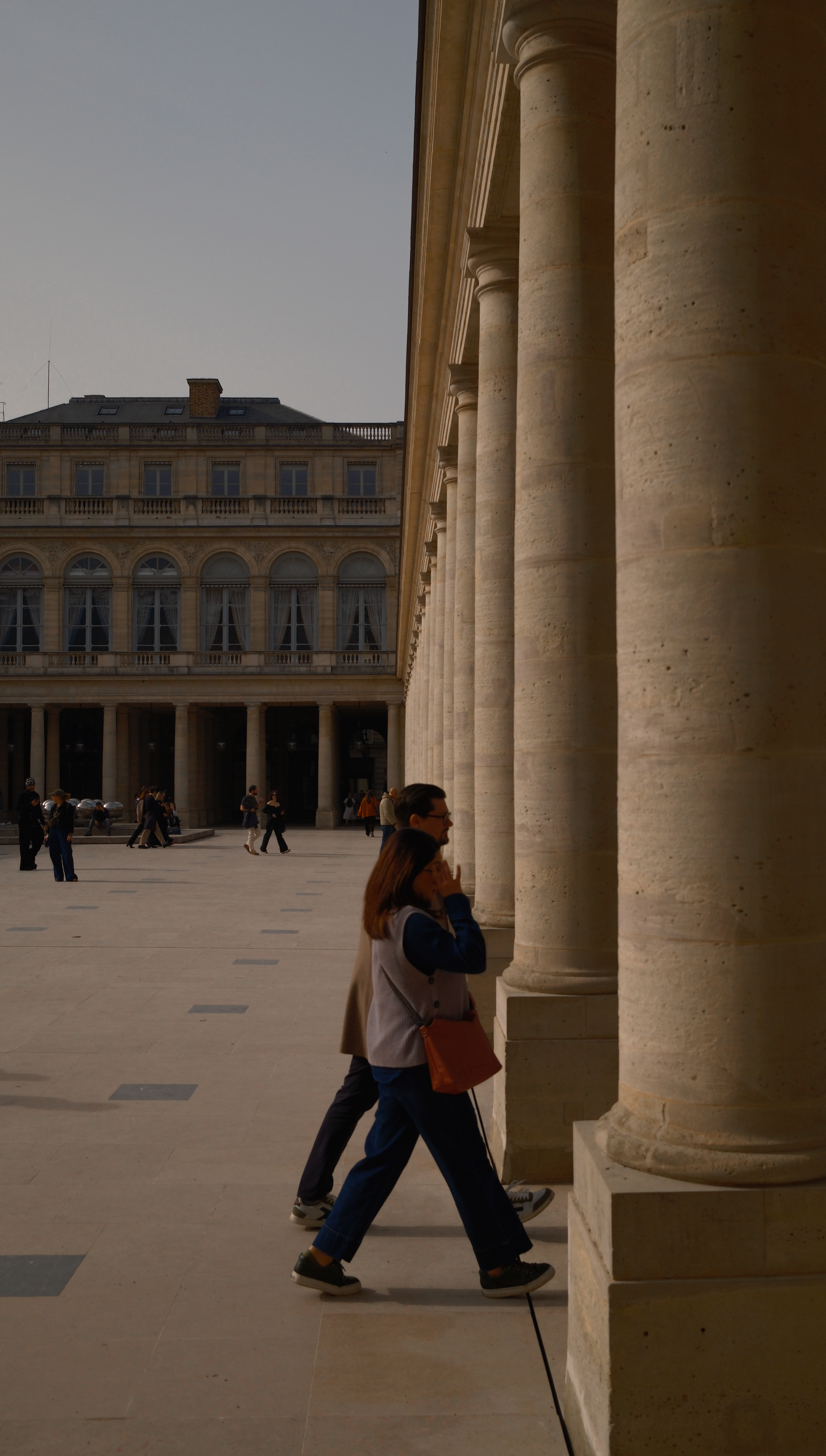 Au pas, sous les colonnes