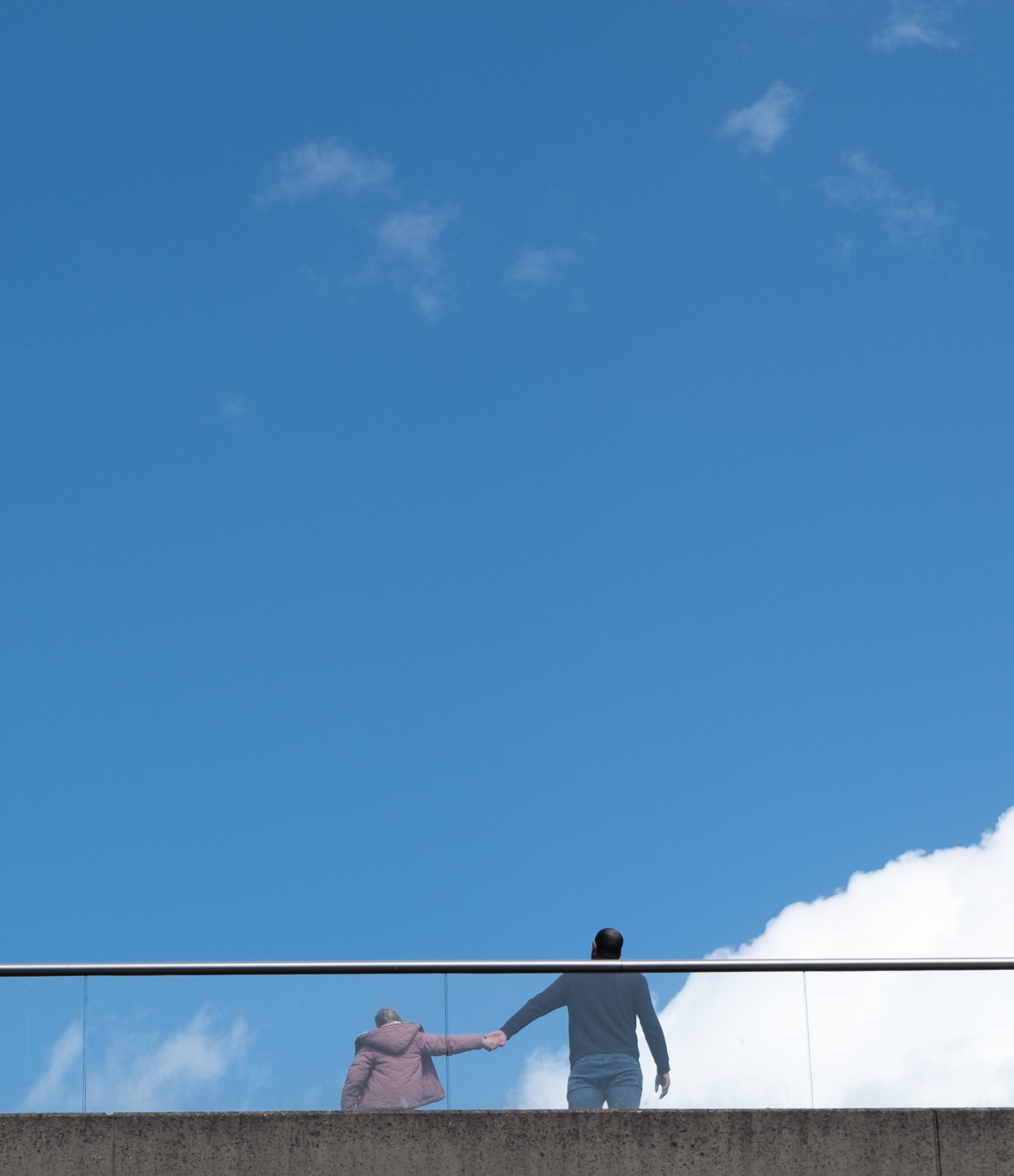 Tiens ma main, regarde le ciel