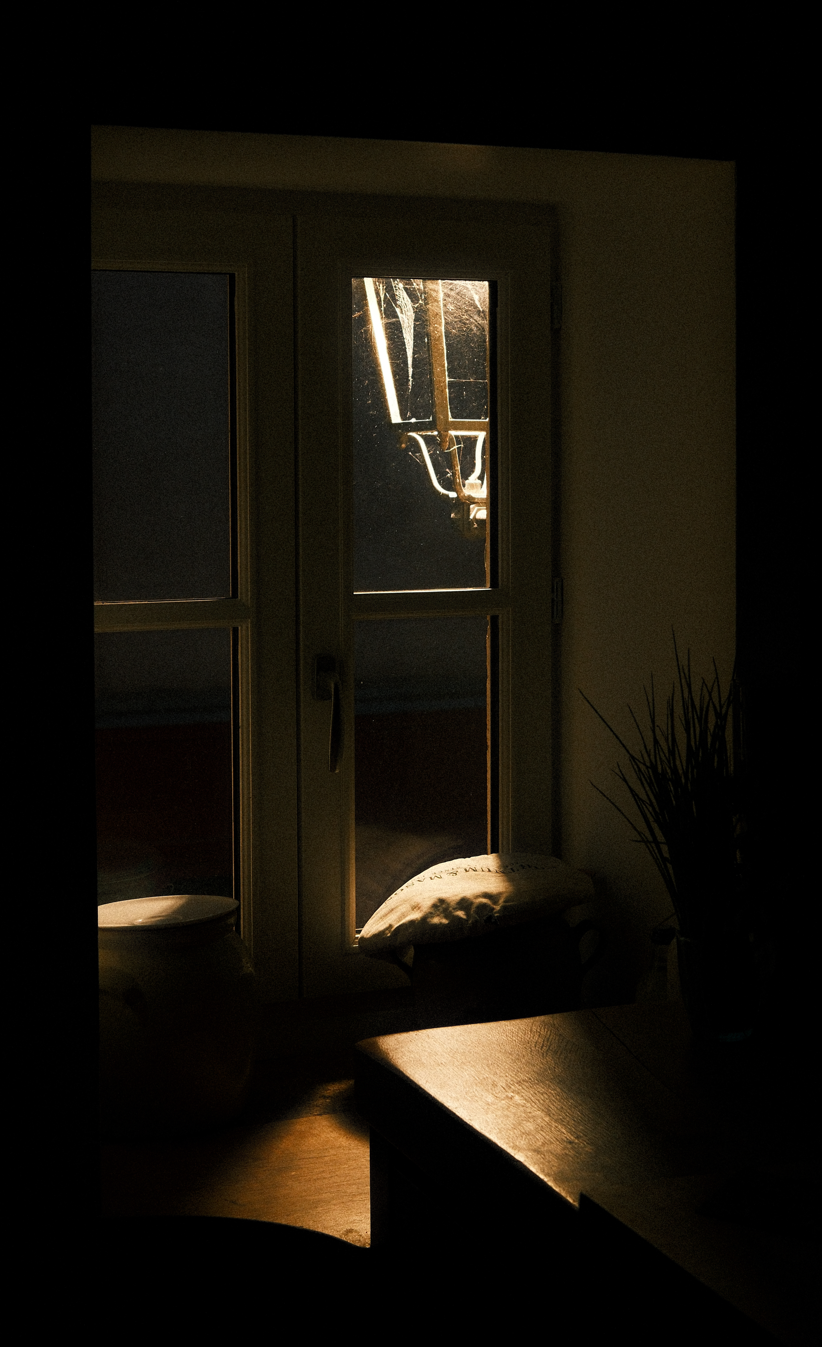 Dernière lumière, fenêtre fermée