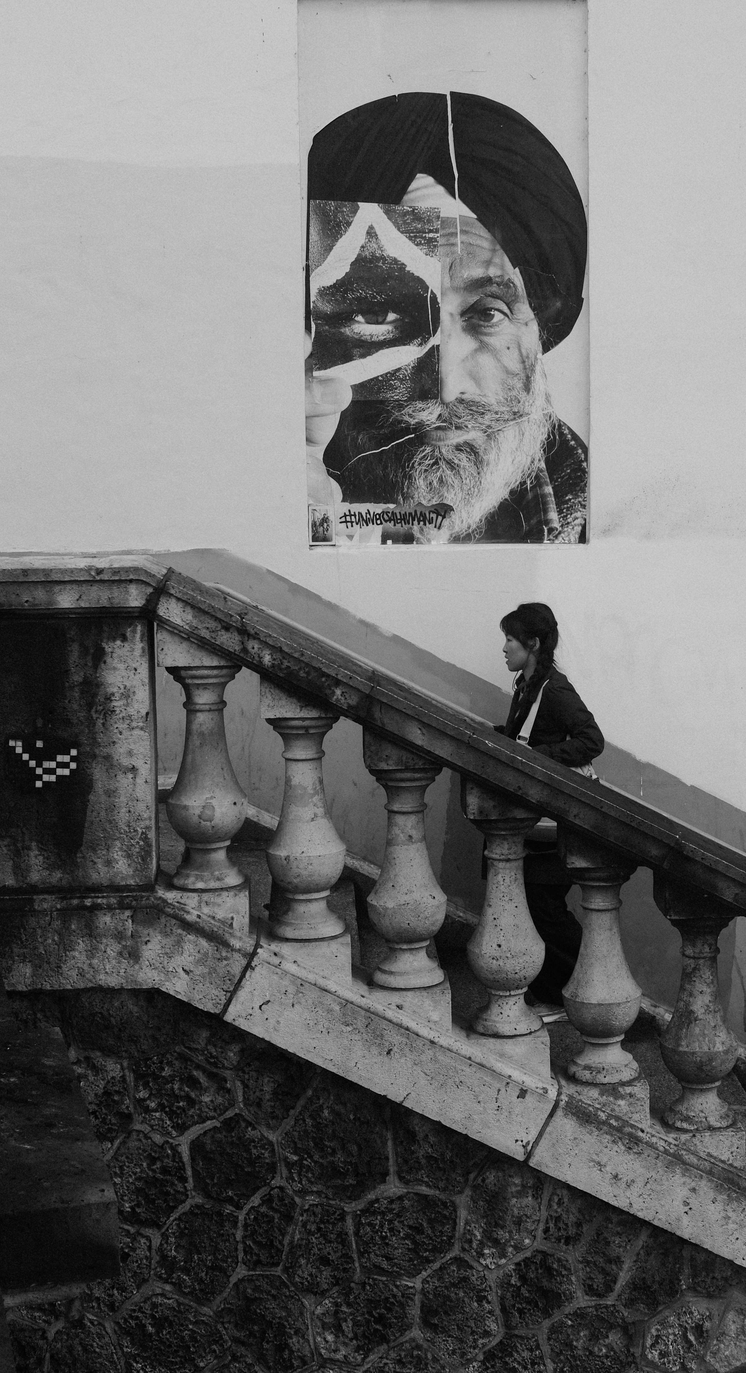 Trois regards, un escalier